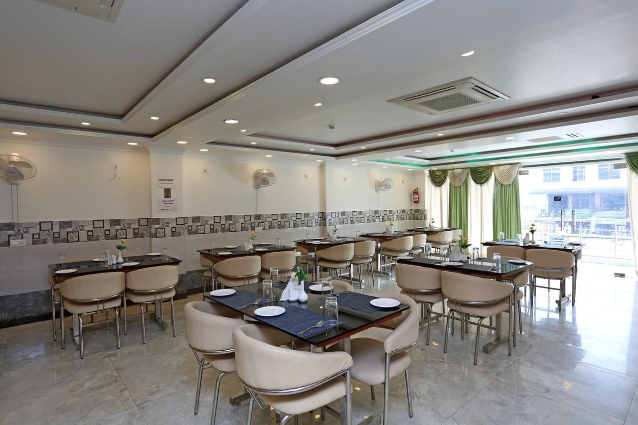 Oyo 11306 Ss Hotel Горакхпур Экстерьер фото